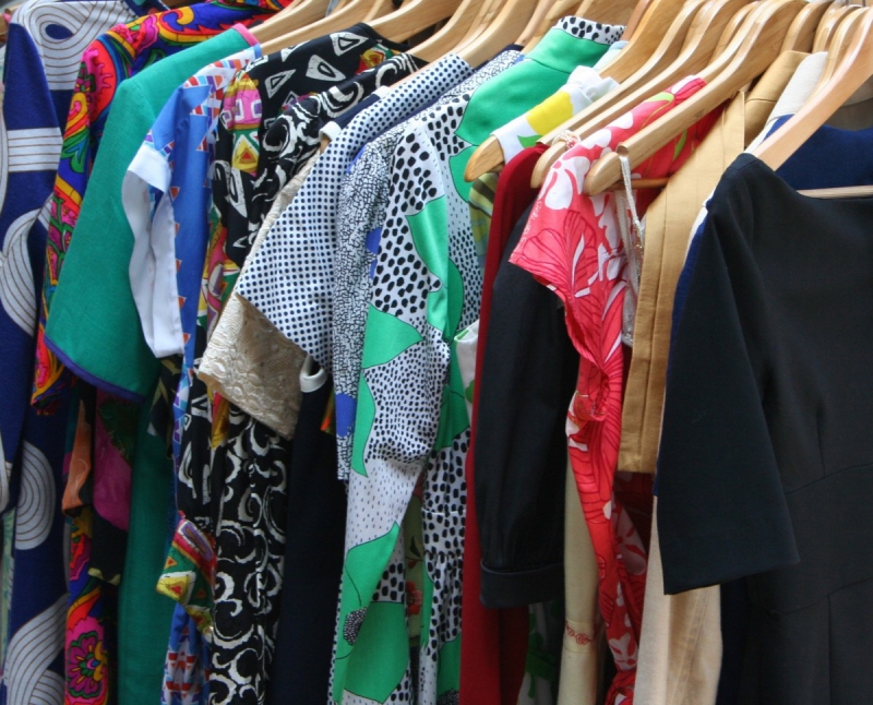 ecommerce-PIGNANS-min_dresses_apparel_clothing_clothes_clothes_hangers_wooden_hangers_retail_shop_closet-1149845