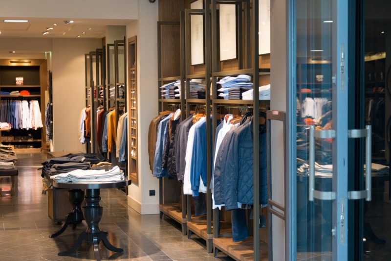 ecommerce-PIGNANS-min_shop_clothes_clothing_shopping_mall_shopping_kielce_crown_poland-862477