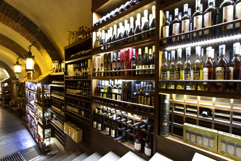 ecommerce-PIGNANS-min_world_street_travel_shop_canon_georgia_wine_bottles-429767